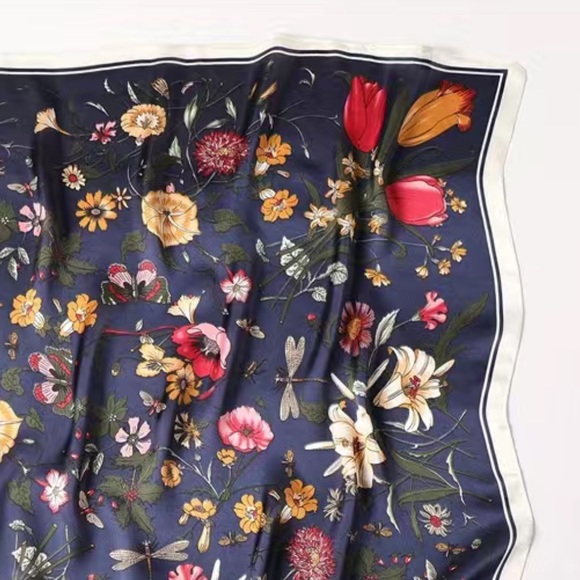 Beautiful silky scarf - Picture 3 of 3